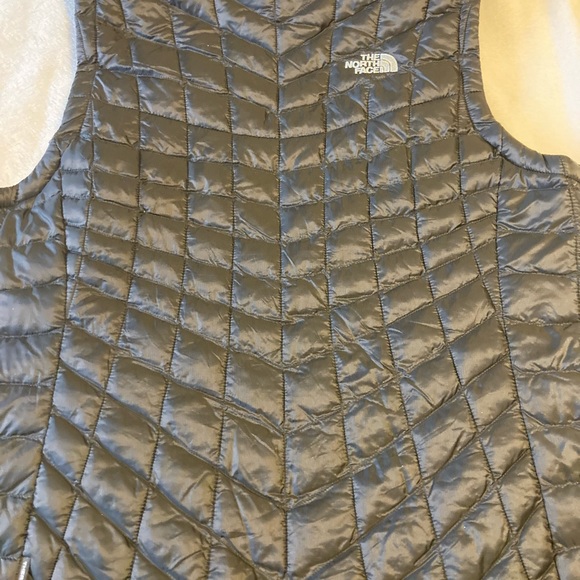 NORTH FACE WOMENS PUFFER VEST NWT - Picture 3 of 5